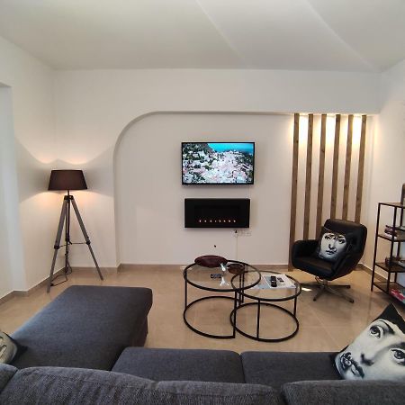 Grey Swan - Modern & Stylish Apartment With Private Parking Volos Esterno foto