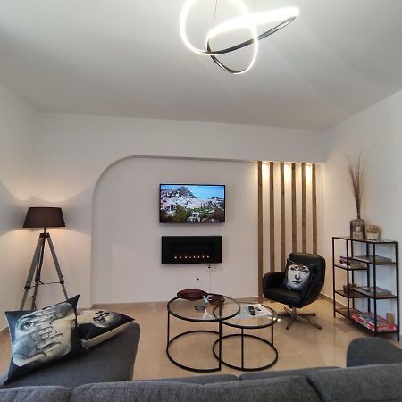 Grey Swan - Modern & Stylish Apartment With Private Parking Volos Esterno foto