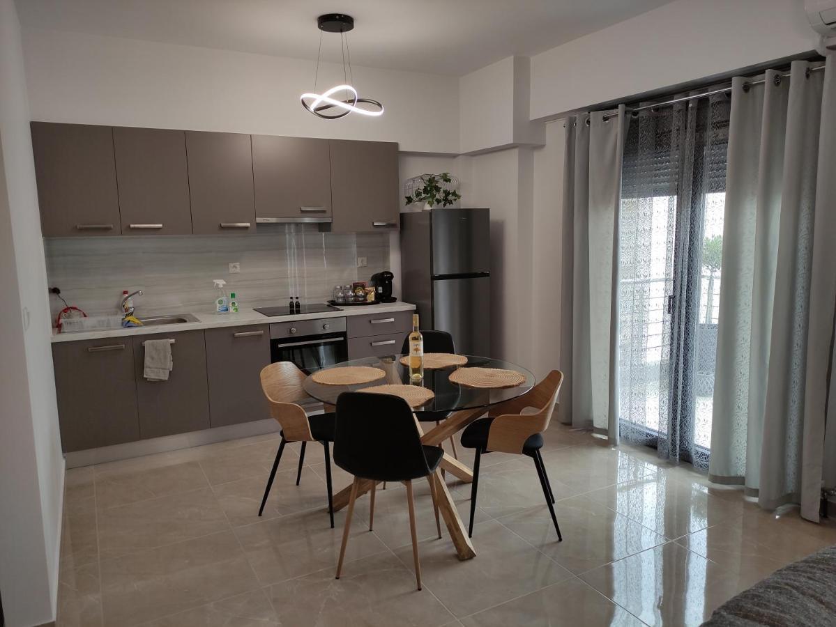 Grey Swan - Modern & Stylish Apartment With Private Parking Volos Esterno foto