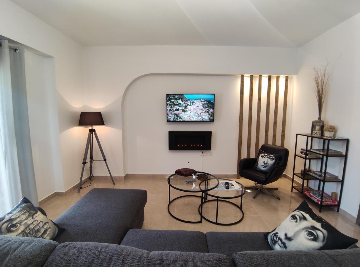 Grey Swan - Modern & Stylish Apartment With Private Parking Volos Esterno foto