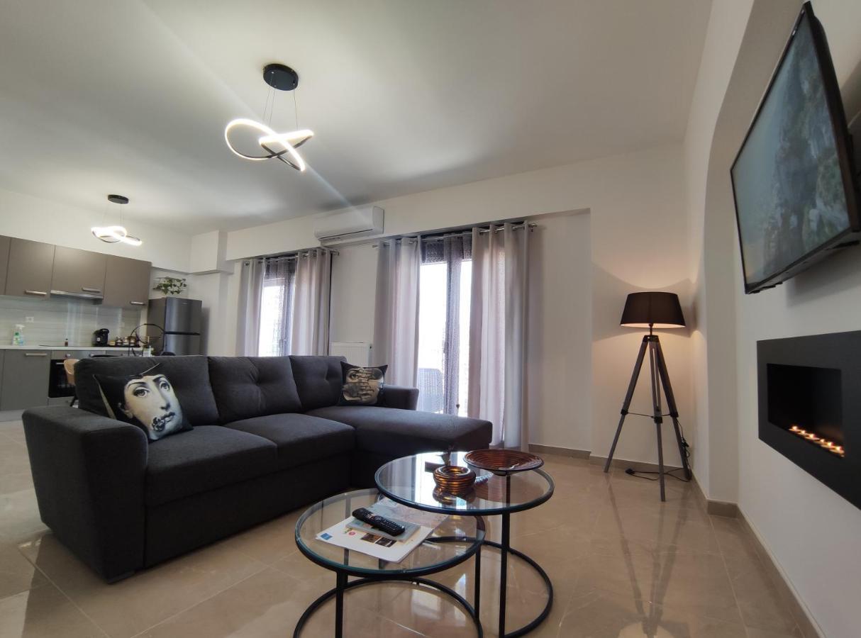 Grey Swan - Modern & Stylish Apartment With Private Parking Volos Esterno foto