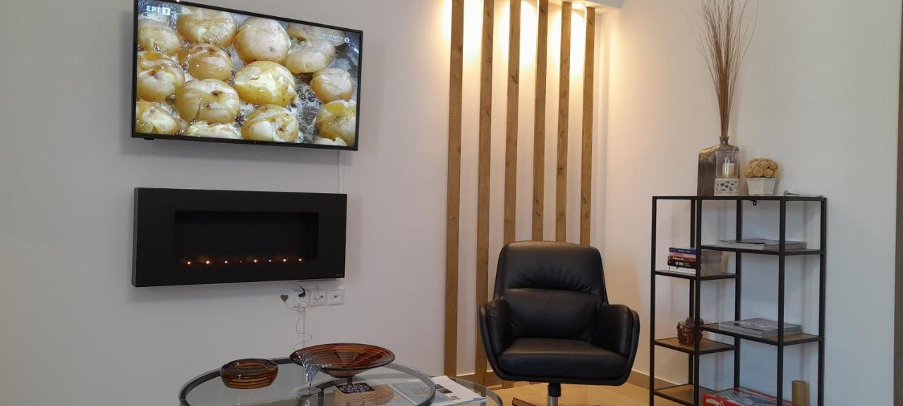 Grey Swan - Modern & Stylish Apartment With Private Parking Volos Esterno foto