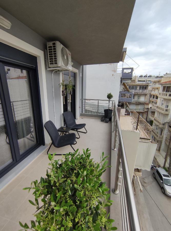Grey Swan - Modern & Stylish Apartment With Private Parking Volos Esterno foto