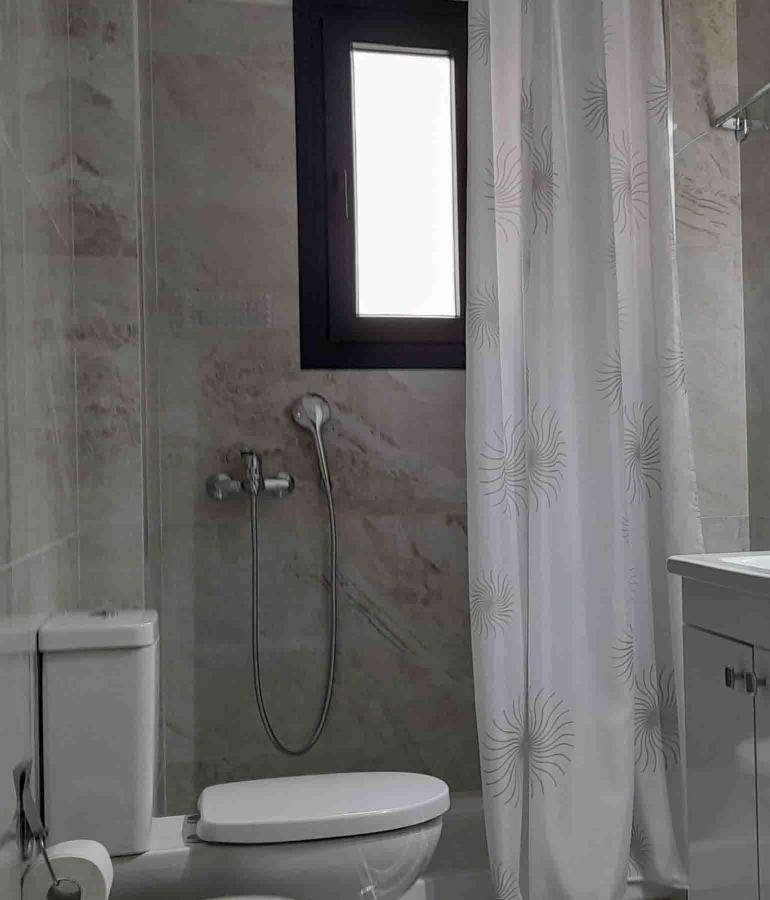 Grey Swan - Modern & Stylish Apartment With Private Parking Volos Esterno foto