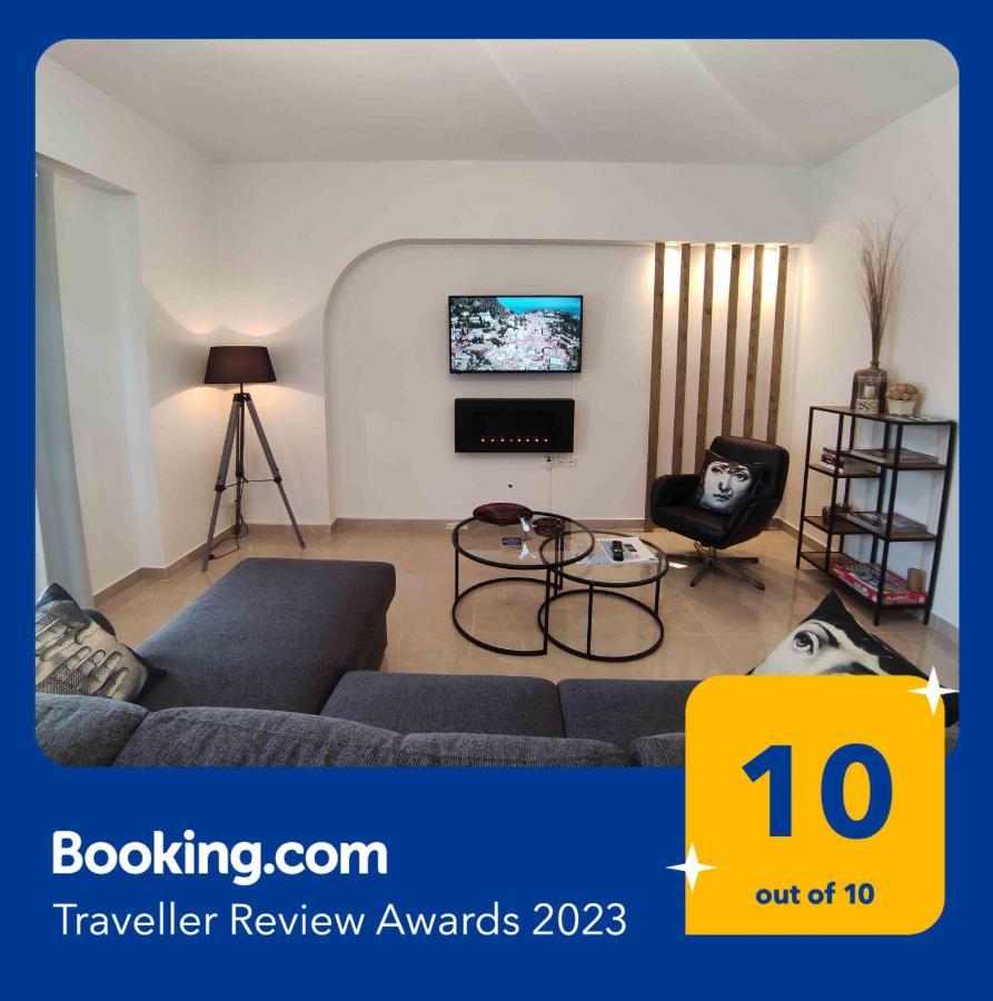 Grey Swan - Modern & Stylish Apartment With Private Parking Volos Esterno foto